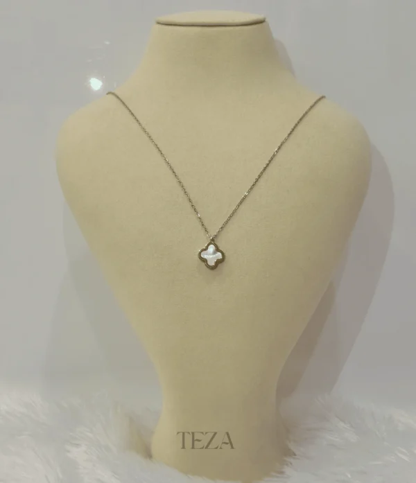 Black and white Clover Pendant Necklace for ladies Black and white Clover Pendant Necklace for ladies